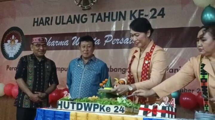 Para anggota Dharma Wanita Persatuan (DWP) di Kabupaten Manggarai Barat, diminta untuk menjadi pendukung yang setia bagi para suami. Sebab dukungan para istri merupakan modal yang kuat bagi seorang seuami dalam menjalankan tugas dan pekerjaan. Sebaliknya, istri jangan menjadi penggoda, yang memasukan suami ke dalam pencobaan.