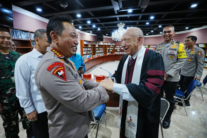 Kapolri Jenderal Listyo Sigit Prabowo meninjau Gereja Reformed Injili Indonesia (GRII) dan Gereja Katedral, Jakarta Pusat, Minggu, 24 Desember 2023. Dalam kesempatan itu, Sigit berbicara soal indahnya keberagaman yang dimiliki oleh Indonesia.