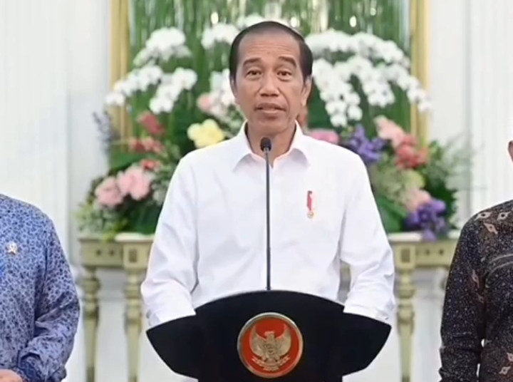 Gelombang pengungsi Rohingya dari Myanmar terus mengalir ke Indonesia, khususnya melalui pantai Provinsi Aceh, menciptakan sorotan nasional.