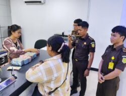 Kejari Flotim Menerima Uang Pengganti Kerugian Negara dari Terpidana Korupsi