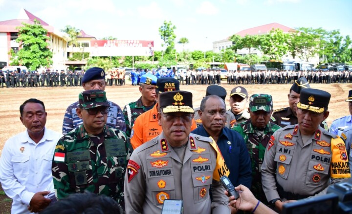 Suasana Mapolda NTT dipenuhi semangat dan kesiapan saat Irjen Pol Daniel Tahi Monang Silitonga, S.H., M.A., Kapolda Nusa Tenggara Timur (NTT), memimpin apel kesiapan dalam rangka penanggulangan bencana alam tahun 2024 pada Kamis, 4 Januari 2024.