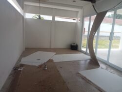 Insiden Heboh Gedung Centra IKM Lembor! Plafon Jebol dan Tembok Retak, Kontraktor Diduga Kerja Asal Jadi