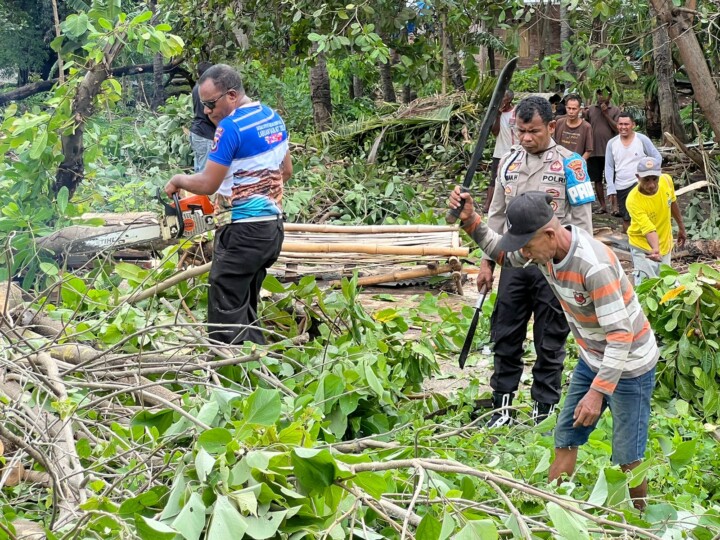 Kapolres Flores Timur, AKBP I Nyoman Putra Sandita, turut aktif dalam penanggulangan dampak puting beliung di Desa Ile Padung, Kecamatan Lewolema, Kabupaten Flores Timur, Nusa Tenggara Timur, pada Selasa (23/01/2024).