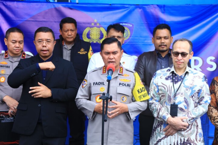 Sebanyak 111 personel kepolisian diberangkatkan ke luar negeri untuk mengamankan Tempat Pemungutan Suara Luar Negeri (TPSLN), Senin (29/1/2024). Kabaharkam Polri Komjen Mohammad Fadil Imran berpesan agar para anggota untuk menjalankan tugas dengan baik.