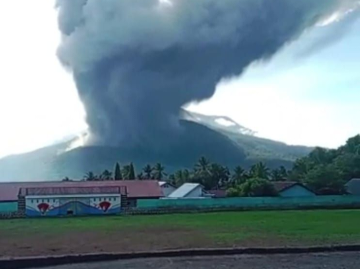 Tertanggal 23 Desember 2023, Gunung Ile Lewotobi Laki-laki, yang terletak di Flores Timur, Nusa Tenggara Timur, memulai erupsinya, mengangkat status aktivitasnya menjadi level IV (awas).