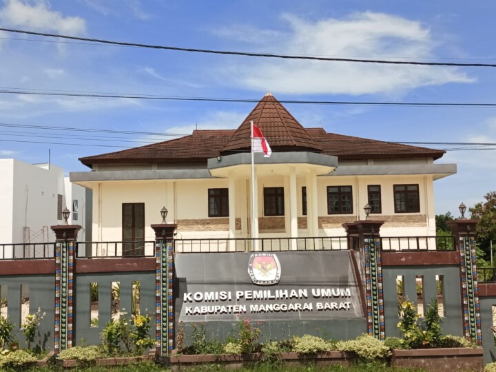 Cheluz Pahun, Ketua Perhimpunan Wartawan Manggarai Barat (PWMB), bersama jurnalis Servan Mammilianus, menghadapi tantangan rumit saat mencoba mengonfirmasi komisioner di Kantor KPU Mabar, NTT, pada Selasa (20/2/2024).