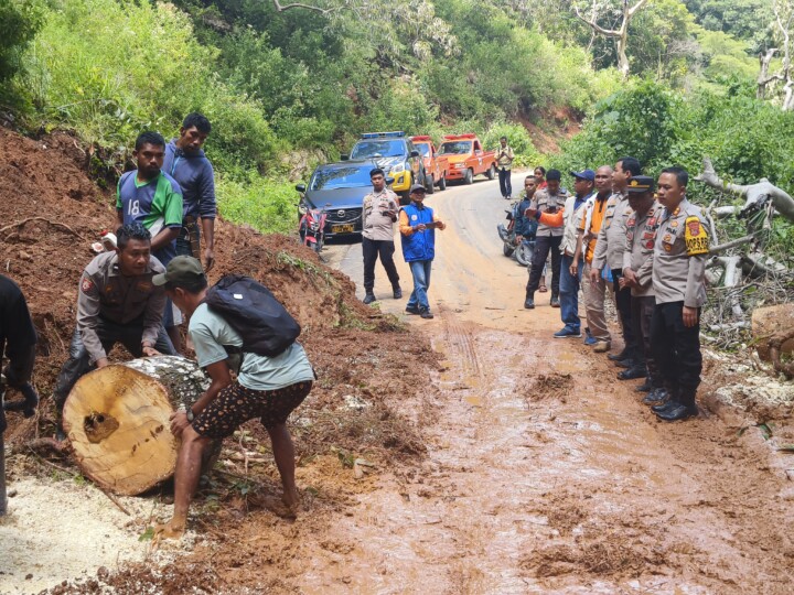 Pasca hujan lebat berkepanjangan mengakibatkan bencana longsor terjadi pada sebuah titik jalan poros tepatnya di Desa Watu Galang, Kecamatan Mbeliling, Manggarai Barat, NTT.