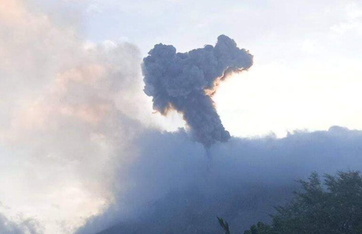 Gunung Api Lewotolok yang berada di Kabupaten Lembata, Pulau Lomblen, Nusa Tenggara Timur (NTT) yang saat ini berada di level II atau berstatus waspada mengalami tiga kali erupsi dan mengeluarkan lava panas pada Kamis, (22/02/2024) sore.