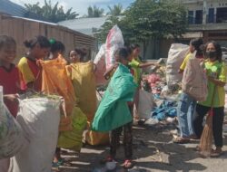 Peduli Lingkungan, Siswa SMP Negeri Kewapante Gelar Aksi Bersih di Pasar Kloanglagot