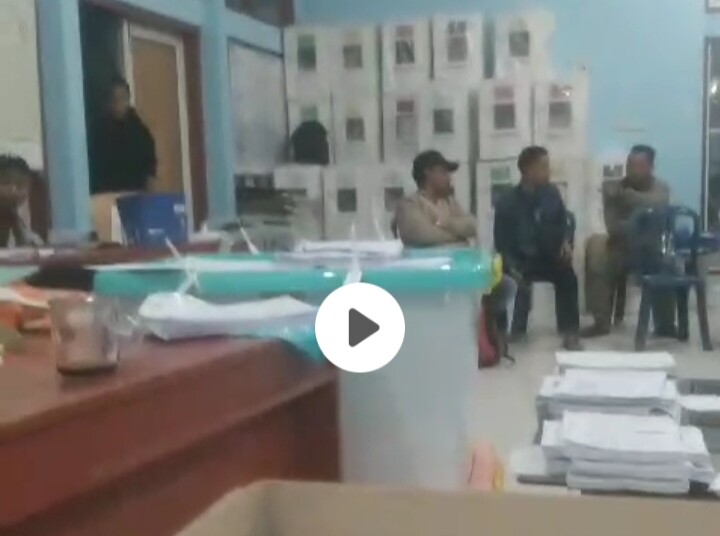 Kericuhan dalam rekapitulasi suara di PPK Kecamatan Kuwus, Kabupaten Manggarai Barat, menjadi sorotan setelah Frans Ambat, orang tua Caleg NasDem Fernando Yongki Ambat, S.H, nomor urut 5, menyampaikan ketidakpuasannya melalui sebuah video yang kini viral di masyarakat.