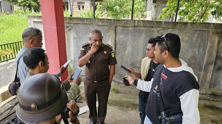 Kejaksaan Negeri Flores Timur (Flotim) secara resmi melaksanakan sita eksekusi terhadap aset milik Petronela Letek Toda pada Senin, 26 Februari 2024. Toda merupakan terpidana dalam kasus korupsi pengelolaan dana Covid-19 di Badan Penanggulangan Bencana Daerah (BPBD) Kabupaten Flores Timur.