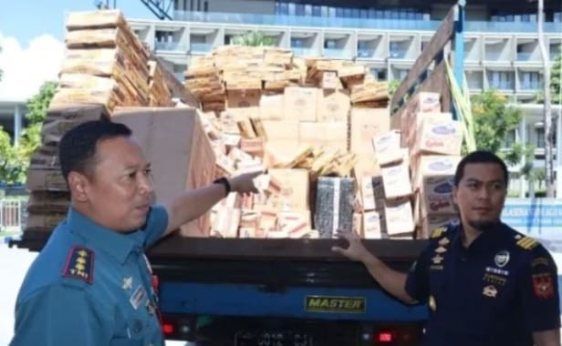 TNI Angkatan Laut (Lanal) Labuan Bajo berhasil menyita menyita 101.600 bungkus rokok ilegal yang dibawa dari Surabaya, Jawa Timur menggunakan truk ekspedisi di Pelabuhan Multipurpose, Rabu malam 27 Maret 2024.