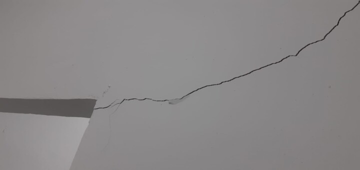 Meski baru selesai dibangun pada Januari 2024 dengan anggaran dana alokasi khusus (DAK) senilai miliaran rupiah, Puskesmas Tana Mori di Desa Golo Mori, Kecamatan Komodo, Kabupaten Manggarai Barat, terlihat mengalami retak pada dinding dan plafon.