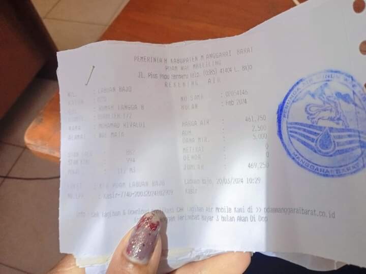 Suara protes terhadap PDAM Manggarai Barat mengemuka melalui group WhatsApp. Yuliana Kurniawati, pada Rabu (20/3/2024) malam, dengan lantang menyampaikan keluhannya terkait tagihan air yang dinilainya tak wajar.
