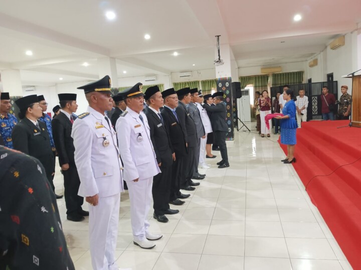 Bupati Edi Melantik Pejabat Administrator dan Pengawas di Mabar 2 IMG 20240321 WA0130