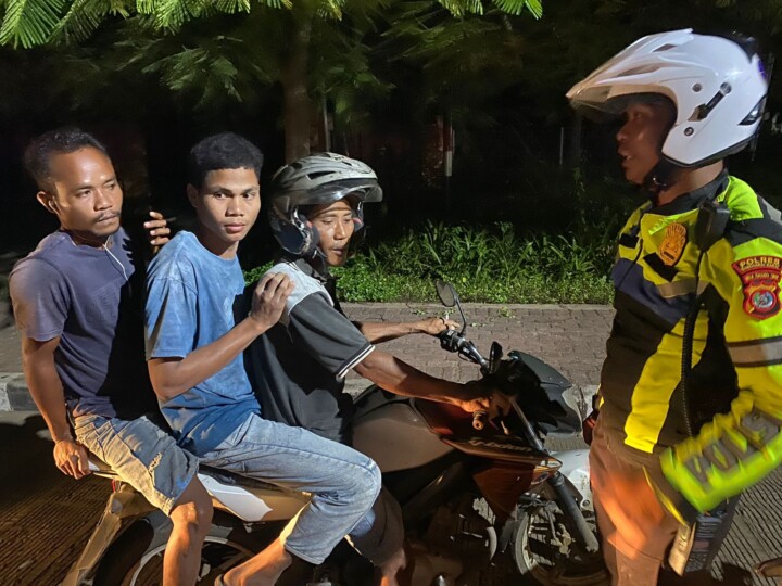 Menekan pelanggaran lalu lintas, personel Satlantas Polres Manggarai Barat gelar patroli malam diikuti sosialisasi di sejumlah titik rawan.
