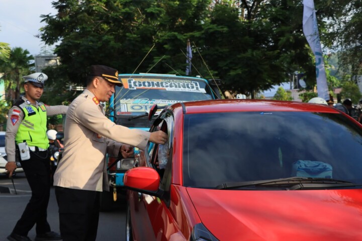 Menjelang berbuka puasa, Kepolisian Resor (Polres) Manggarai Barat berbagi kebahagiaan di bulan Ramadhan dengan membagikan takjil (makanan berbuka puasa) ke pengendara roda dua, roda empat dan warga pejalan kaki yang melintas, Sabtu (23/03/2024) sore.