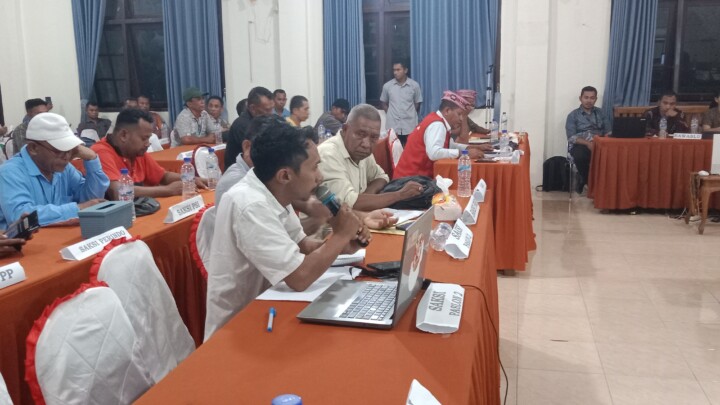 Suasana tegang memenuhi Pleno Pemilihan Umum di KPU Kabupaten Manggarai Barat ketika Beni Adu, angkat bicara menyuarakan perpol keberatan terhadap hasil D1 yang dibacakan oleh PPK Kecamatan Welak.