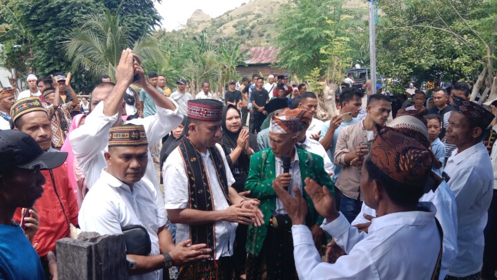 Hasanudin, S.Hut, Calon Anggota DPRD Kabupaten Manggarai Barat Nomor Urut 4, Dapil 1 (Kecamatan Komodo, Kecamatan Boleng, Mbeliling, dan Sano Nggoang), menghadirkan momen bersejarah bagi dirinya dan pendukungnya melalui kegiatan pawai keliling kota Labuan Bajo menuju kampung halamannya di Golo Mori, Desa Golo Mori, Kecamatan Komodo, Kabupaten Manggarai Barat, Nusa Tenggara Timur (NTT).