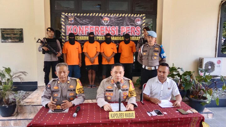 Kapolres Mabar, AKBP Ari Satmoko, S.H., S.I.K., didampingi Kasat Resnarkoba, IPTU Matheos A. D. Siok, dan Kasi humas, IPTU Eka Darmayuda, menggelar konferensi pers pada Rabu (20/03/2024) siang di Mapolres Manggarai Barat, Nusa Tenggara Timur (NTT).