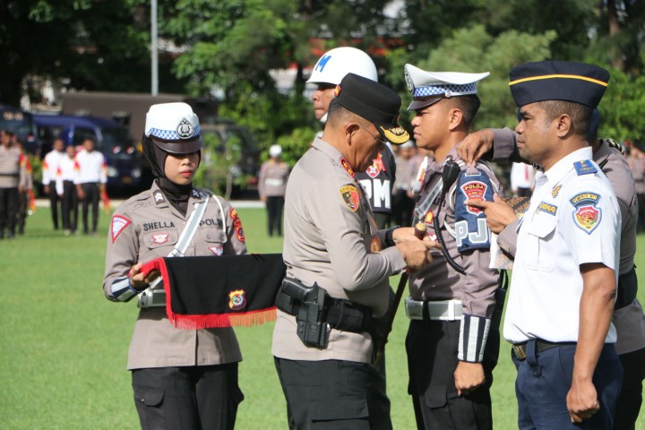 Polda Nusa Tenggara Timur (NTT) menggelar Apel Gelar Pasukan Operasi Ketupat 2024 dilapangan Ricky Sitohang Mapolda NTT pada Rabu (3/4/24). Kegiatan ini dipimpin langsung oleh Kapolda NTT Irjen Pol Daniel Tahi Monang Silitonga, S.H., M.A. dan dihadiri Forkopimda NTT.