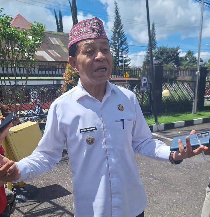 Wakil Bupati Manggarai Heribertus Ngabut yang juga menjabat Komisaris Utama PT Manggarai Multi Investasi (MMI) hadir di Kantor Kejaksaan Negeri Manggarai, Rabu (17/4/2024).