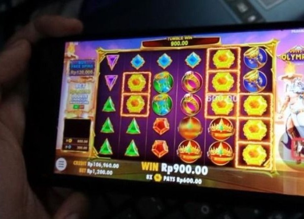 Menteri Komunikasi dan Informatika Budi Arie Setiadi mengungkapkan, perputaran uang judi online di Indonesia mencapai Rp 327 triliun sepanjang tahun 2023.