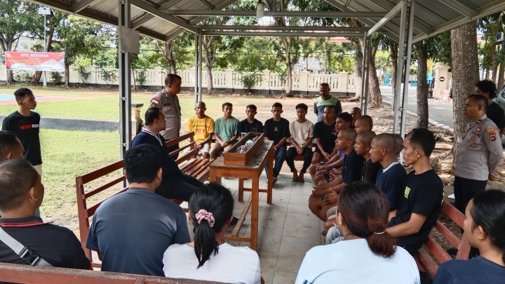 Kejadian tawuran yang melibatkan siswa dari SMK Stella Maris Labuan Bajo dan SMK Negeri 1 Labuan Bajo di Kabupaten Manggarai Barat, Nusa Tenggara Timur (NTT), pada Sabtu (20/4/2024) telah menarik perhatian publik dan berujung pada penanganan di kantor Polisi.