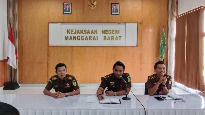 Tim Penyidik Tindak Pidana Korupsi Kejaksaan Negeri Manggarai Barat (Mabar) menggelar konferensi pers dibawah pimpinan para jaksa penyidik, antara lain Wisnu Sanjaya, Alvian, dan Yohanes Atarona Kadus, dilakukan pengungkapan terkait penggeledahan yang baru saja dilakukan pada Kantor Dinas Pendidikan, Pemuda, dan Olahraga (PPO) Kabupaten Manggarai Barat. Selasa, 23 April 2024.