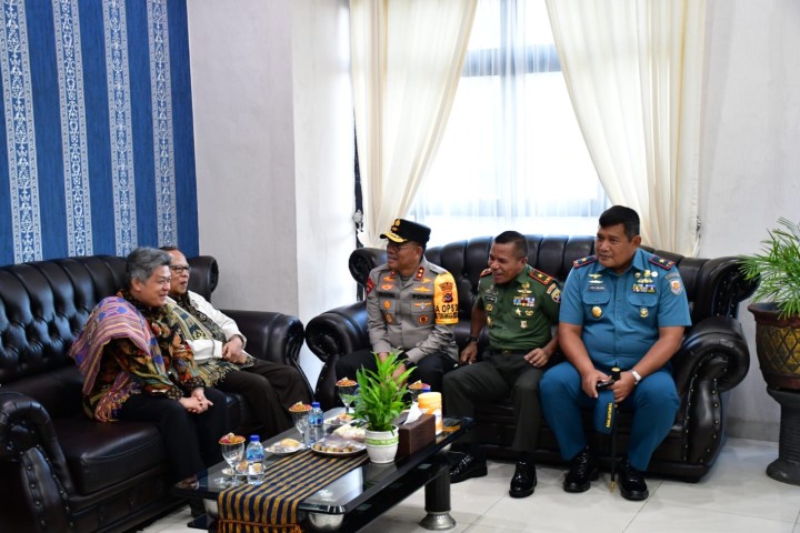Kapolda NTT, Irjen Pol. Daniel Tahi Monang Silitonga, S.H., M.A., bersama Forkopimda Provinsi NTT, menjemput kedatangan Duta Besar Vatikan untuk Indonesia, MGR. Piero Pioppo, di Bandara El Tari Kupang pada Selasa (7/5/2024).
