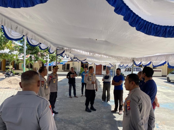 Dalam rangka pengamanan Pentahbisan Uskup Agung Kupang, Tim Jibom Detasemen Gegana, Satbrimob Polda NTT, melakukan sterilisasi di sejumlah lokasi strategis di Kota Kupang pada Selasa (7/5/2024).