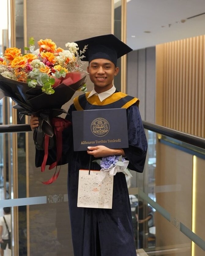 g 8 8 foto betrand peto yang wisuda hari ini bikin bangga sarwendah ruben onsu p betrand peto wisuda 20240608 001 non fotografer kly