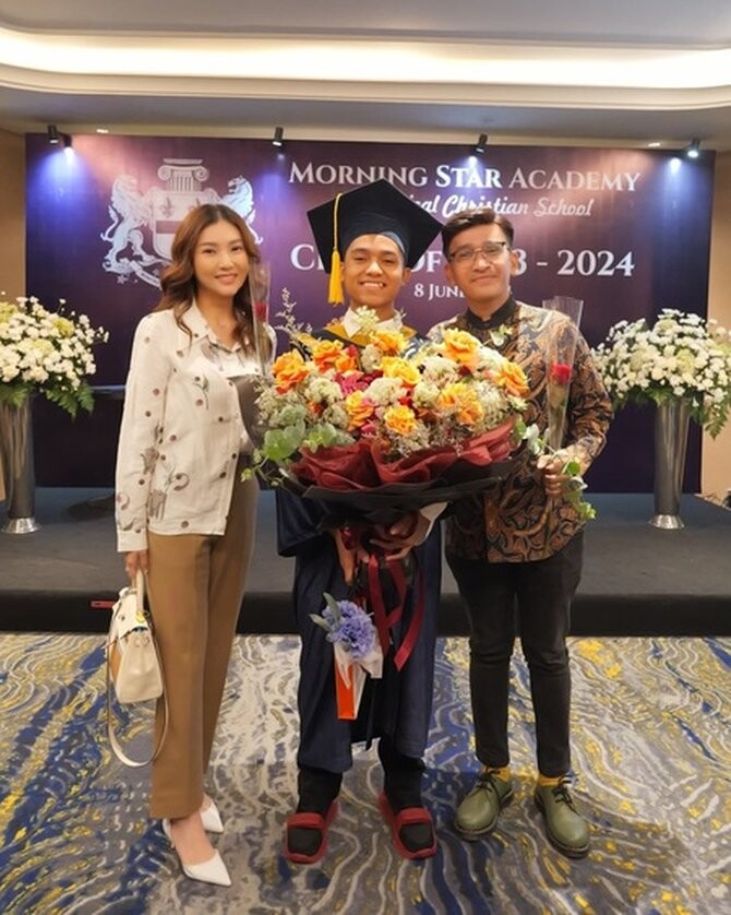 g 8 8 foto betrand peto yang wisuda hari ini bikin bangga sarwendah ruben onsu p betrand peto wisuda 20240608 002 non fotografer kly