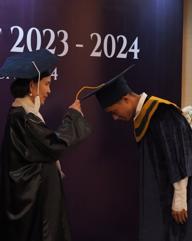 g 8 8 foto betrand peto yang wisuda hari ini bikin bangga sarwendah ruben onsu p betrand peto wisuda 20240608 003 non fotografer kly