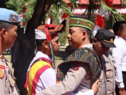 Suasana Haru Menyelimuti Pelepasan  AKBP Ari Satmoko Bersama Istri Tercinta