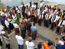 Hujan Gerimis Restui Edi-Weng: Sambutan Adat Meriah di Nanga Nae Labuan Bajo