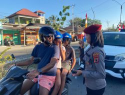 Polwan Polres Mabar Bagikan Bunga dan Coklat di Labuan Bajo