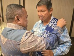 Ketum PATRIA Menyampirkan Kain Khas Sumba Di Bahu Hashim Djojohadikusumo
