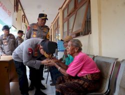 Tinjau Posko Pengungsian Lewolaga, Kapolri Semangati Lansia yang Sakit