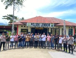 Polisi Bersama Tokoh Pemuda Kompak Jaga Lembor Raya Saat Tahun Baru
