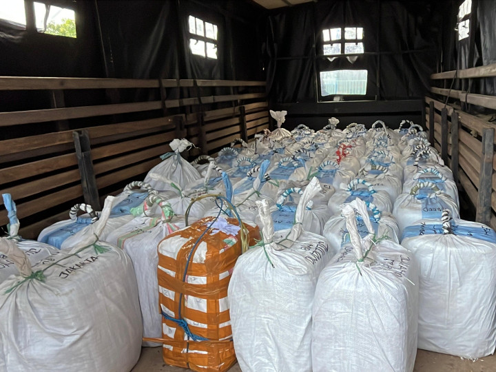 Polres Mabar Basmi Puluhan Jerigen Miras di Labuan Bajo 2 IMG 20241227 180001