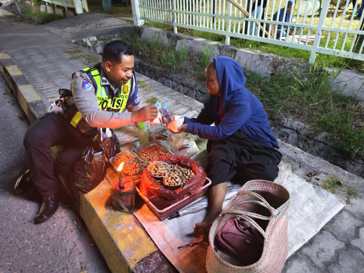 Aipda Oswaldus Berbagi Berkah, Bagikan Nasi Bungkus kepada Penjual di Pinggir Jalan 2 IMG 20250309 WA0104
