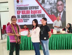 Andreas Hugo Pareira Serahkan Sertifikat KIP Kuliah kepada 88 Mahasiswa Unika St. Paulus Ruteng