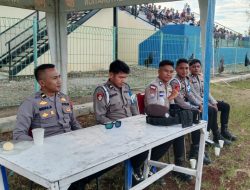 Anggota Sabhara Polres Manggarai Barat Amankan Pertandingan ASKAB CUP I U-17 di Labuan Bajo
