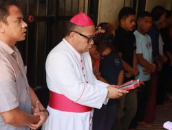 Uskup Labuan Bajo Laksanakan Jalan Salib dan Pelayanan Pengakuan Bersama Tahanan