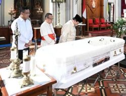 Presiden Prabowo Melayat Uskup Emeritus Petrus Turang di Katedral Jakarta