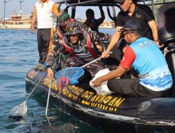 TNI-Polri dan KSOP Manggarai Barat Gelar Aksi Bersih Laut di Labuan Bajo