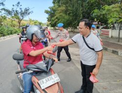 Polisi Bagikan Makan Siang Gratis Untuk Pengendara di Labuan Bajo