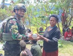 Satgas Yonif 743/PSY Pos Merah Putih Tebar Kasih Lewat Anjangsana di Kampung Wuyukwi