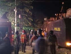 Ditengah Kelangkaan BBM, Damkar dan Sopir Tangki Berjibaku Padamkan Api di Labuan Bajo